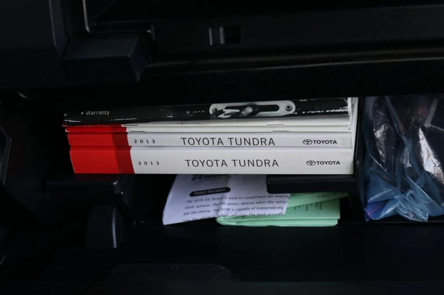 Детали интерьера Toyota Tundra CrewMax 4x4 Zombie Apocalypse 2013 года  (фото 302 из 461)